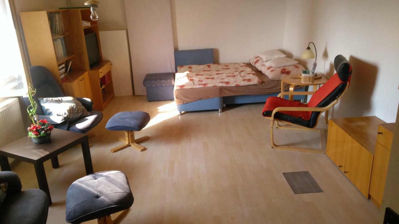 U Babicky A Jeji Psi Smecky Guest House Weselitschko Exterior foto
